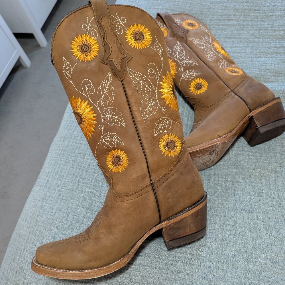 Women's sunflower cowboy boots size 8